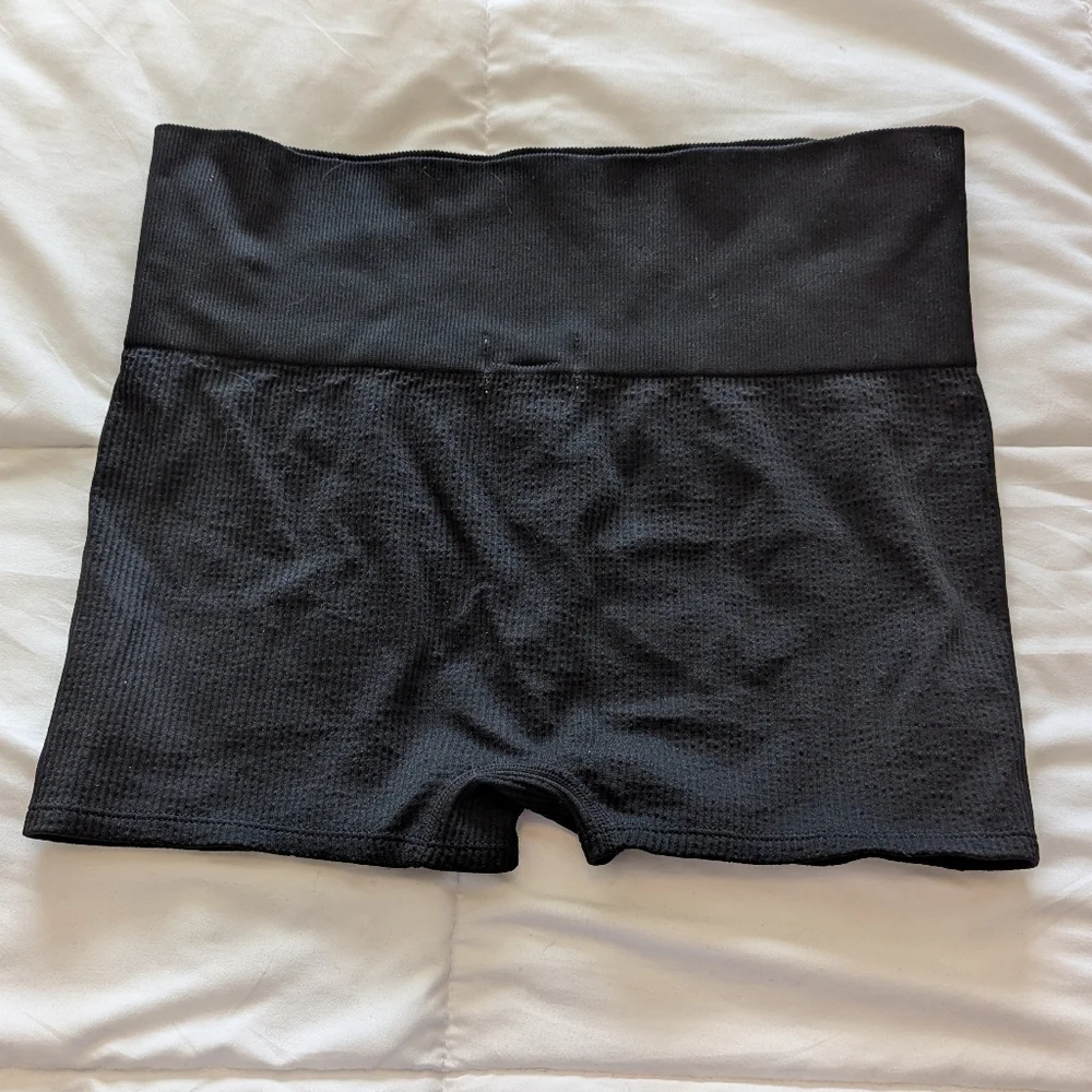 Colsie Seamless Ribbed Bike Shorts - Picture 2 of 3